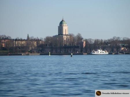 Sveaborg_Faerjhamnen_med_kyrkanJL.jpg